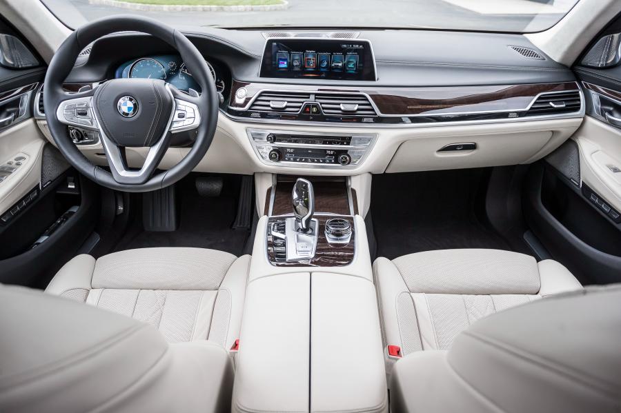  BMW 750i xDrive 2016 года  (US) (фото 9 из 12)
